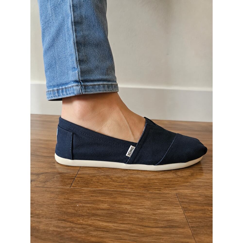 TOMS Navy Blue Classic Canvas Slip On Flats Women’s Size 6